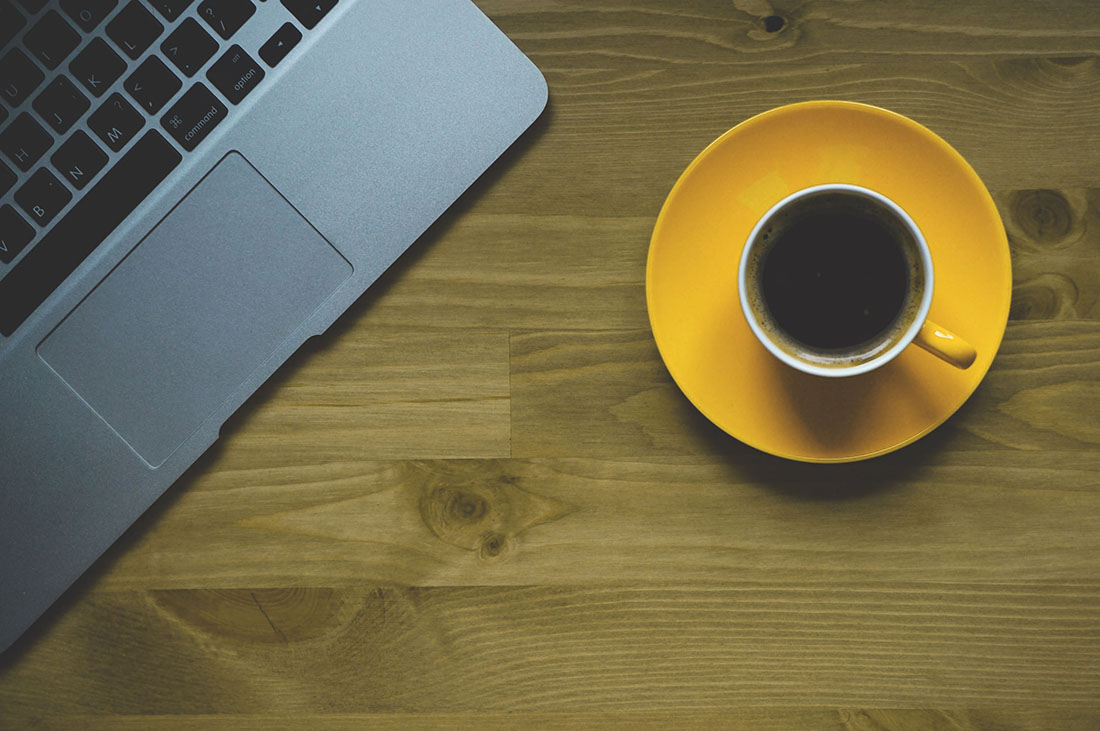 Illustration: Tisch mit Laptop und Kaffeetasse